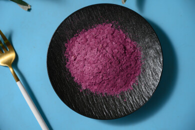 桌面上的盘子里的美味可口的紫薯雪花片