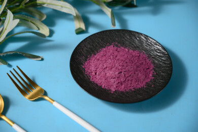 桌面上的盘子里的美味可口的紫薯雪花片