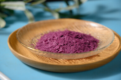 桌面上的盘子里的美味可口的紫薯雪花片