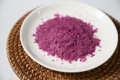 桌面上的盘子里的美味可口的紫薯雪花片