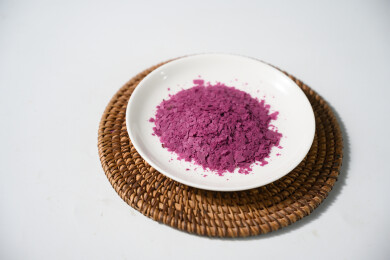 桌面上的盘子里的美味可口的紫薯雪花片