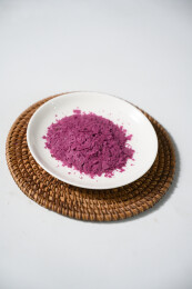 桌面上的盘子里的美味可口的紫薯雪花片