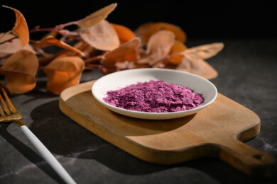 桌面上的盘子里的美味可口的紫薯雪花片