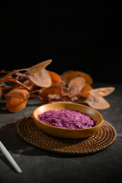 桌面上的盘子里的美味可口的紫薯雪花片