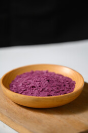 桌面上的盘子里的美味可口的紫薯雪花片