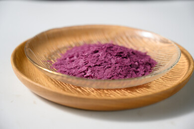 桌面上的盘子里的美味可口的紫薯雪花片