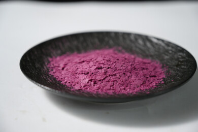 桌面上的盘子里的美味可口的紫薯雪花片