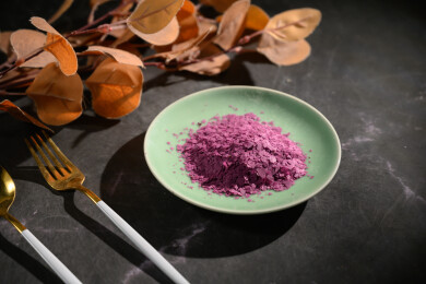 桌面上的盘子里的美味可口的紫薯雪花片