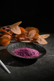 桌面上的盘子里的美味可口的紫薯雪花片