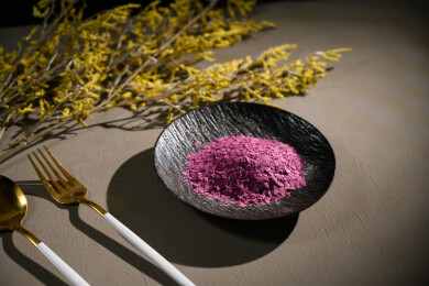 桌面上的盘子里的美味可口的紫薯雪花片