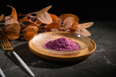 桌面上的盘子里的美味可口的紫薯雪花片