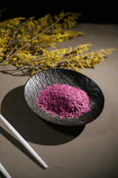 桌面上的盘子里的美味可口的紫薯雪花片