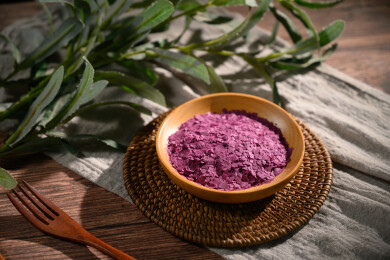 桌面上的盘子里的美味可口的紫薯雪花片