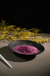 桌面上的盘子里的美味可口的紫薯雪花片