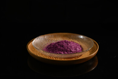 桌面上的盘子里的美味可口的紫薯雪花片