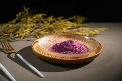 桌面上的盘子里的美味可口的紫薯雪花片