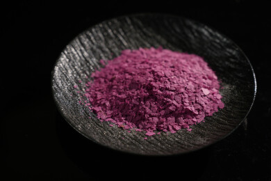 桌面上的盘子里的美味可口的紫薯雪花片