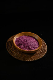 桌面上的盘子里的美味可口的紫薯雪花片