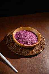 桌面上的盘子里的美味可口的紫薯雪花片