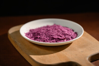 桌面上的盘子里的美味可口的紫薯雪花片