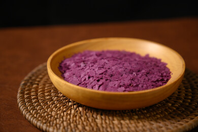 桌面上的盘子里的美味可口的紫薯雪花片