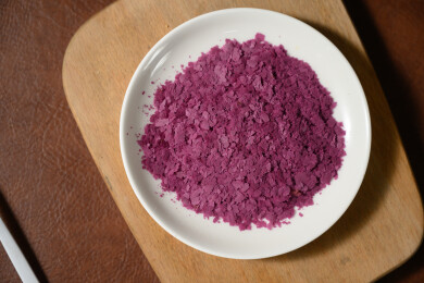 桌面上的盘子里的美味可口的紫薯雪花片