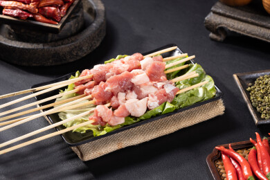  2.生肉串火锅配菜新鲜猪肉串烧烤肉串