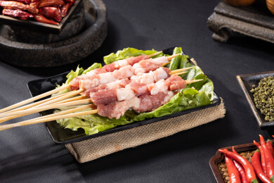 生肉烤串火锅配菜新鲜猪肉串摄影