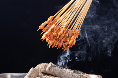  炭火烤鸡肉把把烧 香辣鸡肉小串