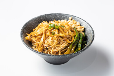 大碗里的小吃干拌面麻辣凉面