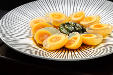 盘子里的溏心水晶蛋琉璃蛋水晶溏心卤蛋皮蛋