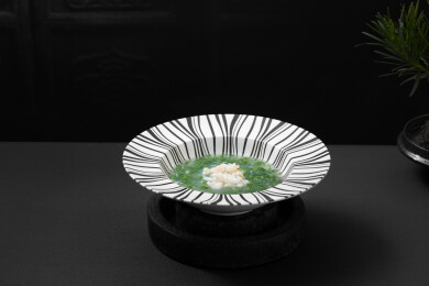 盘子里的勾芡翡翠虾仁羹