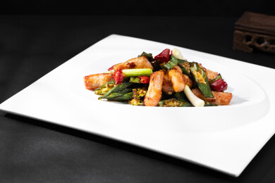 方盘里的秋葵炒肉