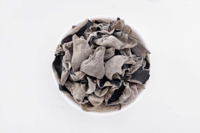白色桌面上有一盘干木耳