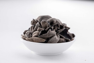 白色桌面上有一盘干木耳