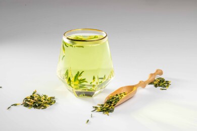 白色桌面上有一杯莲子心茶