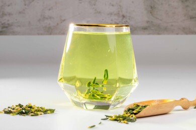 白色桌面上有一杯莲子心茶