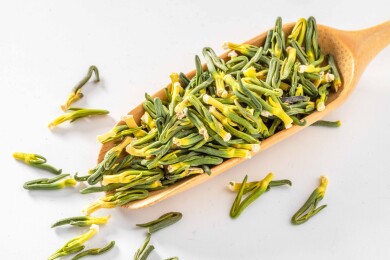 白色桌面上有一杯莲子心茶
