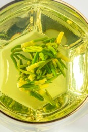 白色桌面上有一杯莲子心茶