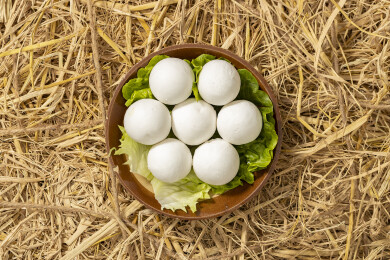 老粗陶碗里的鹌鹑蛋