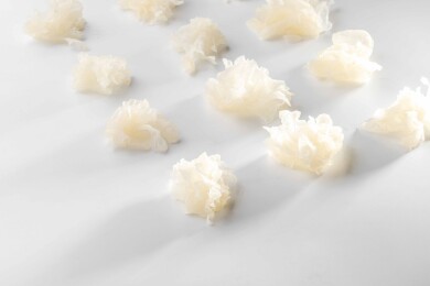 白色桌面上有一些鲜银耳