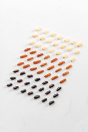 白色桌面上有一些三色米矩阵