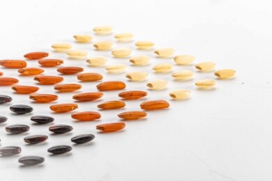 白色桌面上有一些三色米矩阵