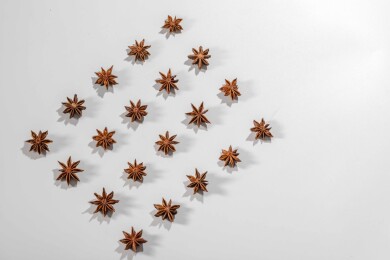 白色桌面上有一些八角