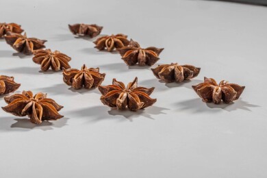 白色桌面上有一些八角