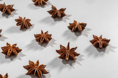 白色桌面上有一些八角