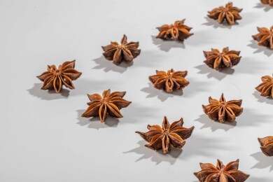 白色桌面上有一些八角