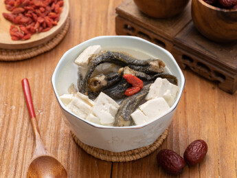 小碗里的煲汤豆腐泥鳅汤