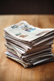 旧报纸堆的AI图片