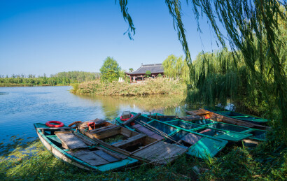 蓝天白云下江苏盐城大洋湾旅游风景区景观
